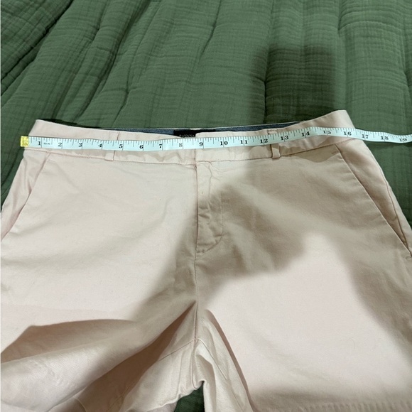 Good used condition banana republic shorts.  Pale pink. Sz 6 - Picture 2 of 9
